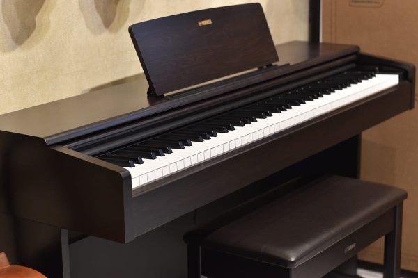 پیانو یاماها ydp 145 رزوود بهمراه صندلی
